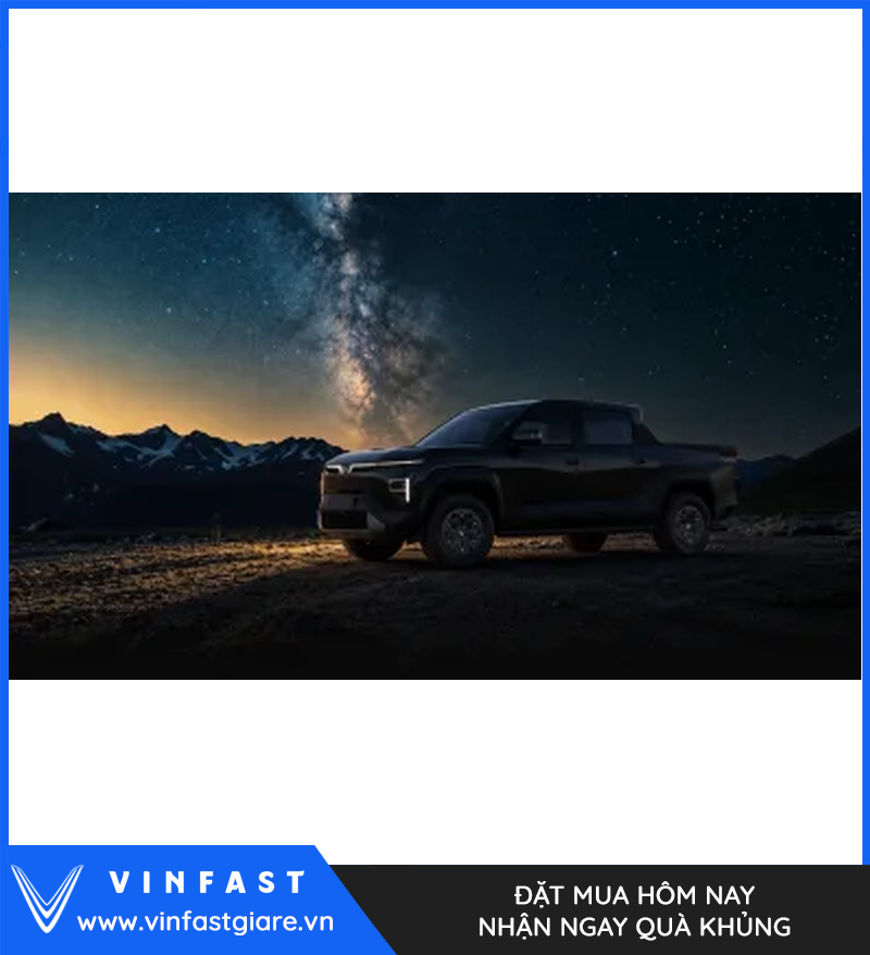 VF Wild màu xám trên đường ban đêm trong ảnh minh họa hành trình dài