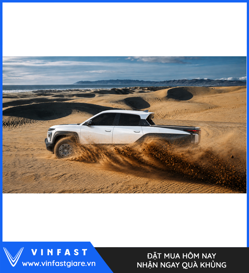 VF Wild màu trắng trên đường đất, cho thấy dáng xe bán tải và thùng sau